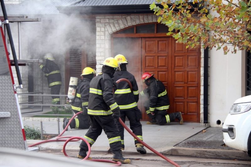 Una Dotación De Bomberos Voluntarios Trabajó En Un Incendio De Una ...