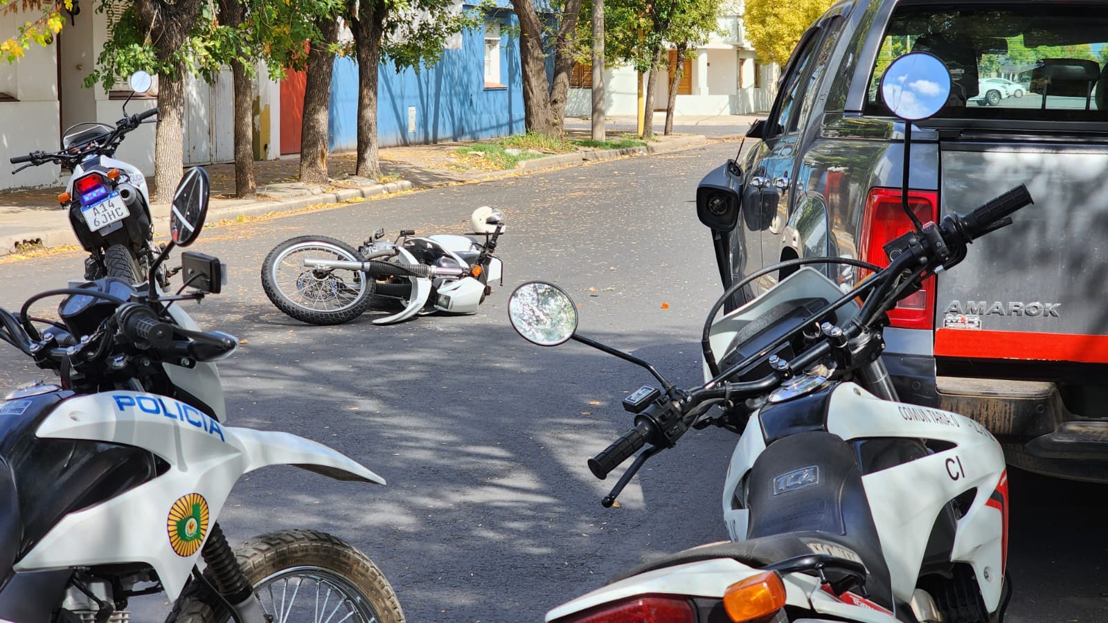 Choque Entre Una Moto Y Una Camioneta A La Salida De Un Estacionamiento