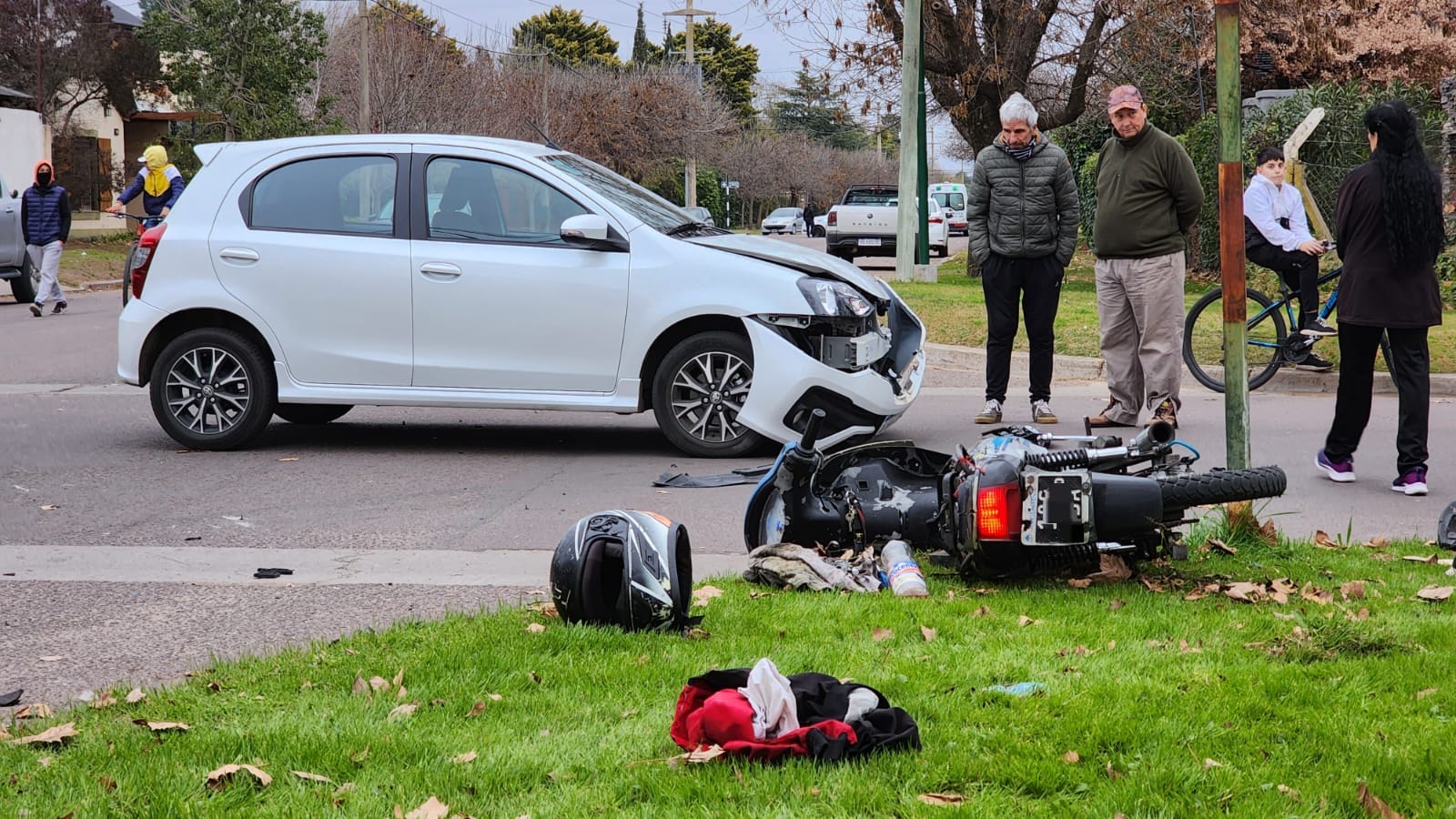 Fuerte Choque En La Esquina De 22 Y 115 Motociclista Fue Trasladado