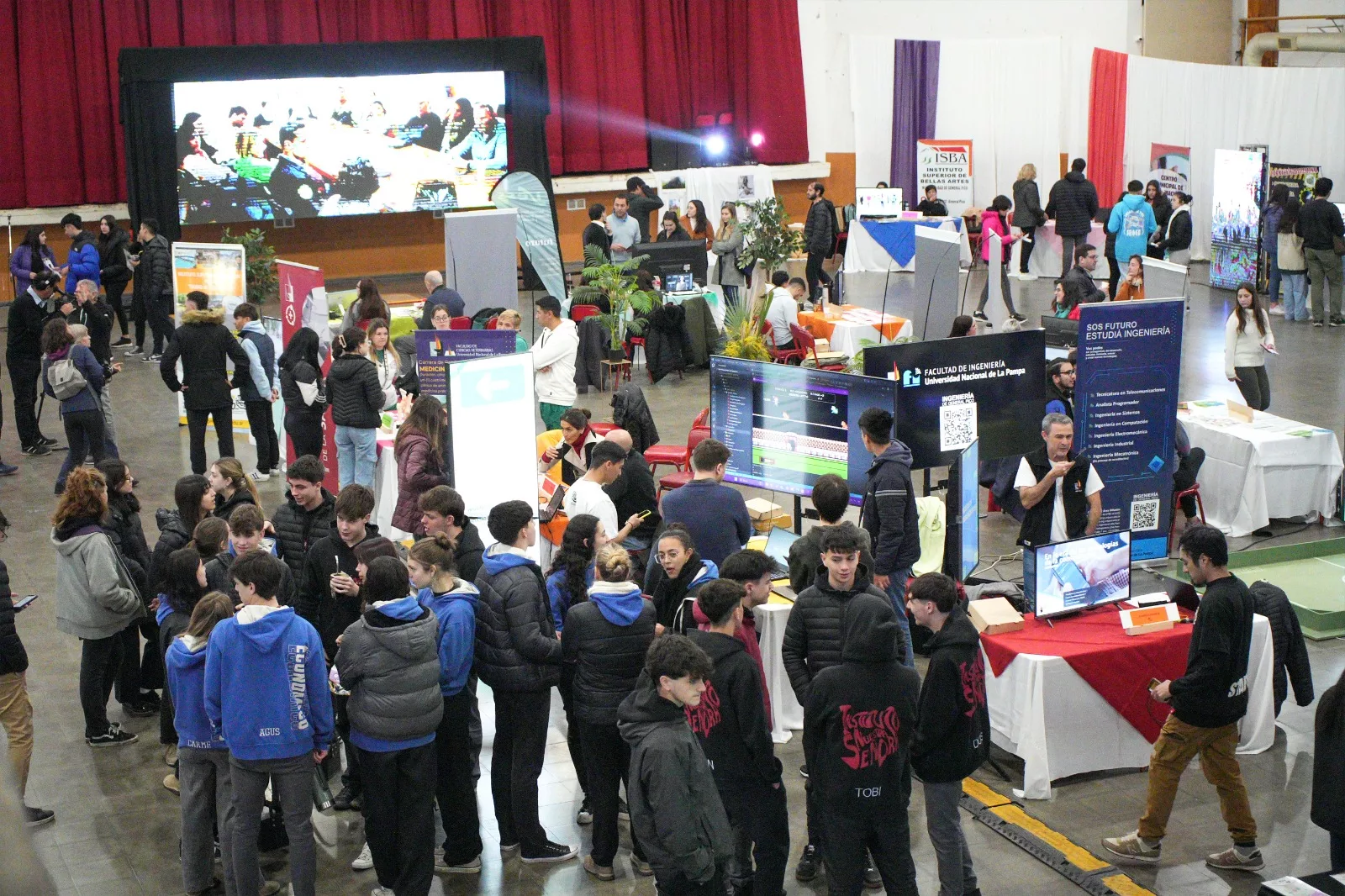 Más de 20 instituciones educativas pasaron por la Expo Carreras que da